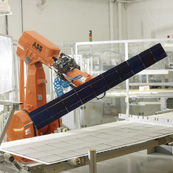 robot industriale inserito nel processo produttivo